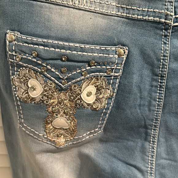 NWT H & I Fashion Acid Wash Bootcut Jeans with Jeweled embossed back pockets. - Picture 5 of 8